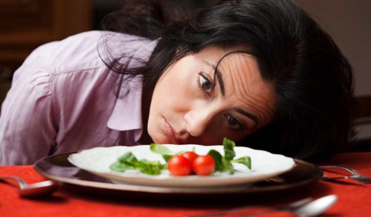 Dieta ipocalorica cosa è e quali rischi comporta